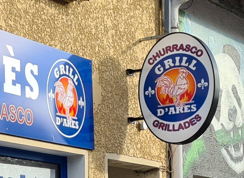 Enseigne drapeau lumineuse pour un restaurant d'Arès sur le bassin d'Arcachon